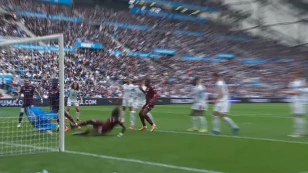 Le tir de N'Doram est repoussé par Mandanda Le tir de N'Doram est repoussé par Mandanda
