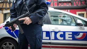 Policier en faction à Colmar le 21 novembre.