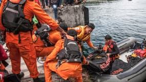 Près de 180 passagers sont toujours portés disparus après le naufrage d'un ferry lundi en Indonésie 