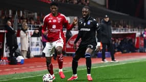 Le Brestois Abdoulaye Ndiaye et l'Auxerrois Lassine Sinayoko lors du match Brest-Auxerre, 22e journée de Ligue 1, 14 février 2025