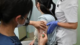 Une adolescente reçoit une dose d'un vaccin contre les papillomavirus (HPV), le 15 février 2022 à Tokyo (Japon)