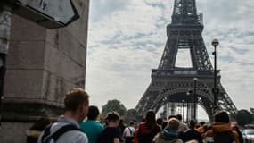 Des passants devant la Tour Eiffel à Paris, le 29 avril 2022.