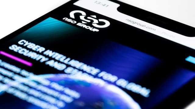 Le site internet de la société israélienne NSO impliquée dans l'affaire "Pegasus" sur un smartphone, le 21 juillet 2021 à Paris