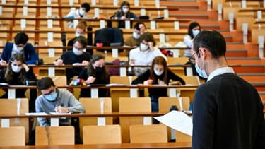 Des étudiants de l'Université de Rennes 1 (ouest de la France, portant des masques, assistent à un cours dans un auditorium le 4 février 2021