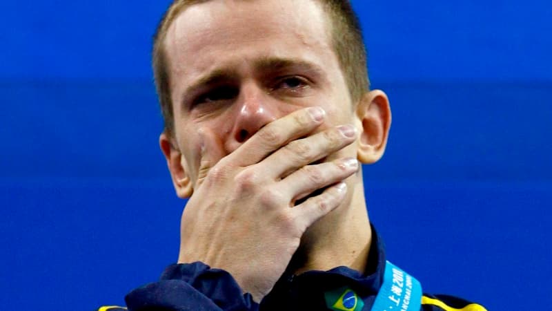 Cesar Cielo en pleurs sur le podium du 50 m papillon.