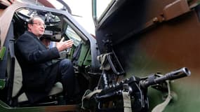 François Hollande dans un véhicule blindé lors de sa visite au 12e Régiment de cuirassiers d'Olivet, dans le Loiret, à l'occasion de ses voeux aux armées. Le chef de l'Etat a déclaré que l'armée ne serait pas "la variable d'ajustement" du budget national