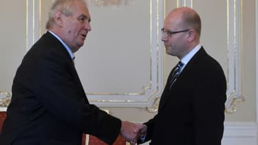 Le président tchèque Milos Zeman (g) et son Premier ministre Bohuslav Sobotka, le 4 mai 2017 à Prague