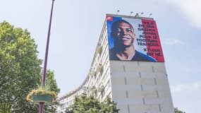 Le visage de Kylian Mbappé s'affiche sur un immeuble de la résidence des potagers, à Bondy.