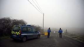 Des gendarmes bloquant une route menant à la ferme où des fouilles sont menées pour tenter de retrouver le corps de Delphine Jubillar, le 17 janvier 2022 à Cagnac-les-Mines (Tarn).