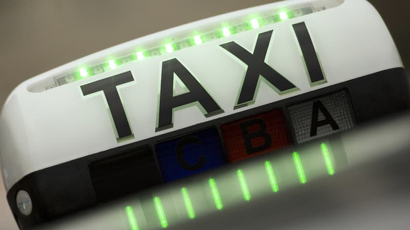 Le président du syndicat des taxis de Nice et un autre chauffeur de taxi niçois ont été condamnés à 500 euros d'amende pour des violences volontaires en réunion commises à l'encontre d'un chauffeur de VTC utilisant l'application Uber - Jeudi 21 janvier 2016