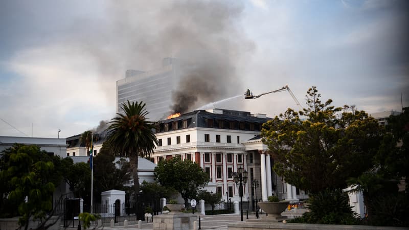 Les pompiers tentent d'éteindre l'incendie du Parlement sud-africain, le 3 janvier 2022 au Cap