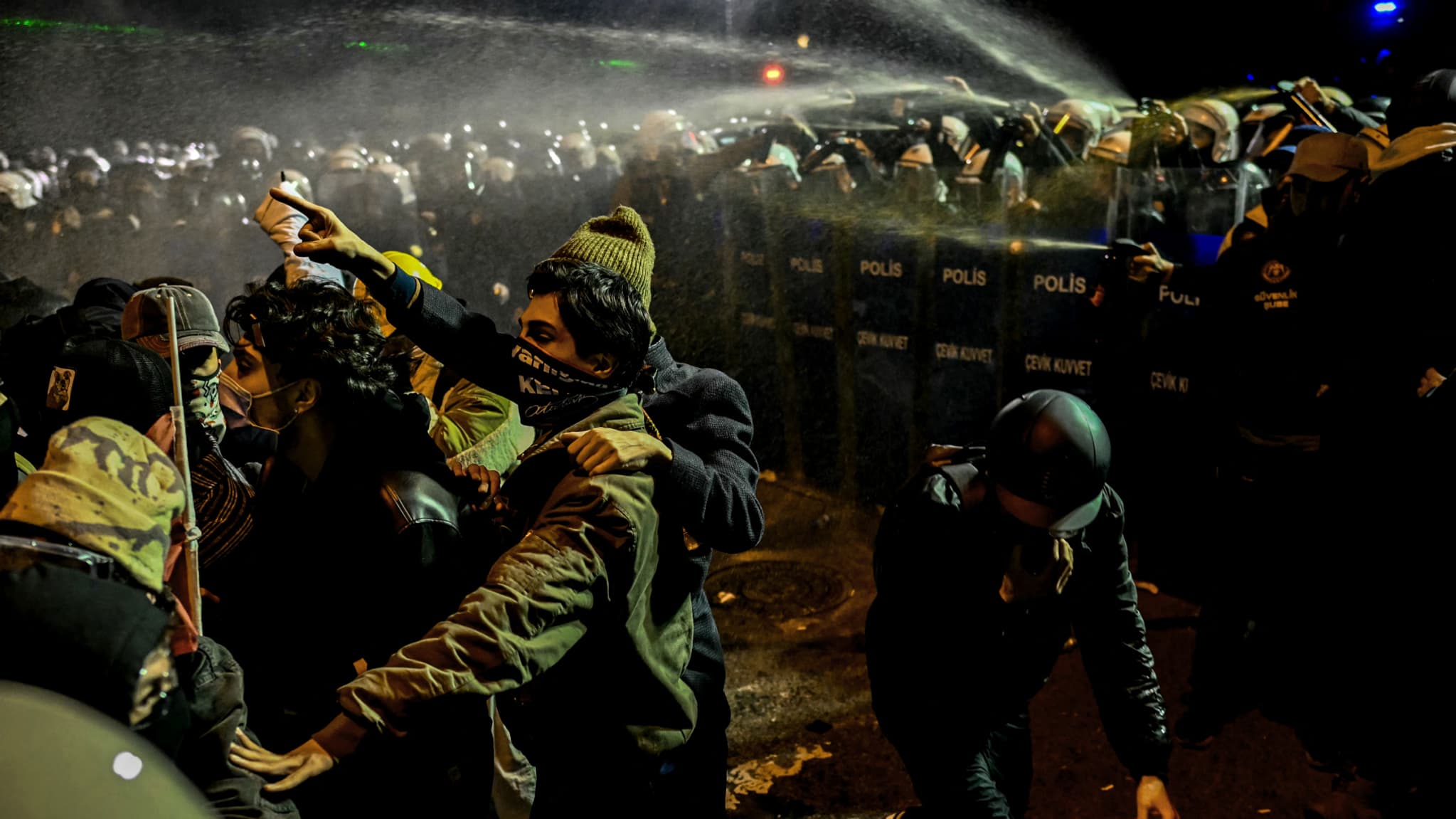 Des manifestants à Istanbul, en Turquie, ce samedi 22 mars 2025.