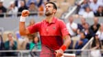 Novak Djokovic avec le poing serré lors de son match contre Cerundolo à Roland-Garros, le 3 juin 2024