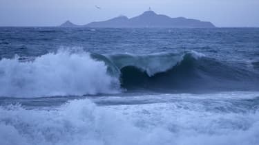 Des vagues près des îles sanguinaires, près d'Ajaccio, le 11 décembre 2017.
