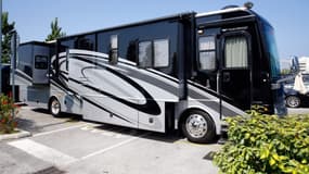 Le motor-home de l'équipe Sky