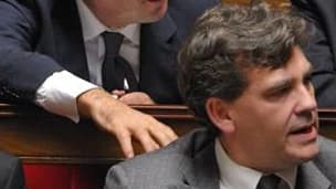 Francois Hollande, à l'Assemblée, mardi, avec Arnaud Montebourg. Le candidat socialiste à la présidentielle devra faire montre de sang froid et d'une capacité de rebond cette semaine, lors de la présentation de son équipe de campagne, après avoir été l'ob
