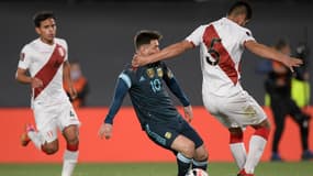 Lionel Messi accroché par Carlos Zambrano