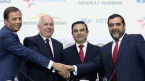 Carlos Ghosn (deuxième en partant de la droite) et l'équipe dirigeante d'Avtovaz, en décembre 2012, lors de la signature de l'accord permettant à Renault de prendre le contrôle du constructeur russe.