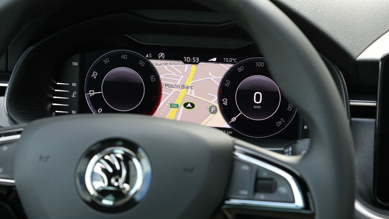 Sur la finition la plus haute, la Scala dispose surtout d’un écran digital de 10,25 pouces derrière le volant, en plus de l’écran tactile au centre de la planche de bord. Sur la finition la plus haute, la Scala dispose surtout d’un écran digital de 10,25 pouces derrière le volant, en plus de l’écran tactile au centre de la planche de bord.