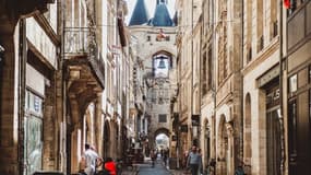 Merci les Français: A Bordeaux, une immense structure de 15 mètres en forme de soucoupe volante a été installée et a coûté 750.000 euros.