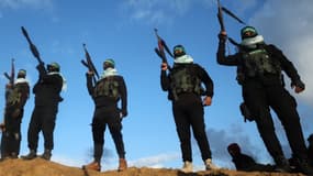  Des membres du Hamas se mettent au garde-à-vous avant la remise des corps de quatre otages israéliens à Khan Younès, dans le sud de la bande de Gaza, le 20 février 2025.