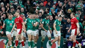 La joie du centre irlandais Garry Ringrose (c) et de ses coéquipiers, après son essai marqué contre le pays de Galles, lors du Tournoi des Six nations, le 5 février 2022 à Dublin