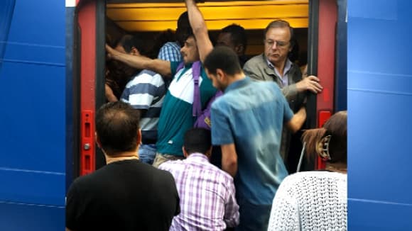La cohue dans les trains est l'une des conséquences désagréables La cohue dans les trains est l'une des conséquences désagréables