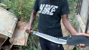 À Mayotte, un jeune de 14 ans se déplace avec une longue machette.