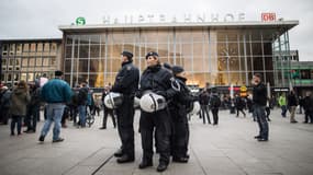 Des policiers devant la gare de Cologne, le 6 janvier, où ont eu lieu plusieurs agressions sexuelles le soir de la Saint-Sylvestre. - Maja Hitij - AFP