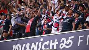 Les supporters parisiens célèbrent l'ouverture du score du PSG en finale de la Ligue des champions. 
