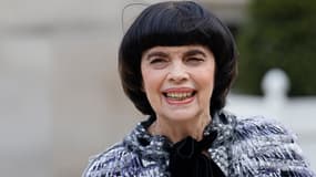 La chanteuse française Mireille Mathieu arrive pour assister à un dîner d'État officiel dans le cadre de la visite d'État de deux jours du président chinois en France, au palais de l'Élysée à Paris, le 6 mai 2024.