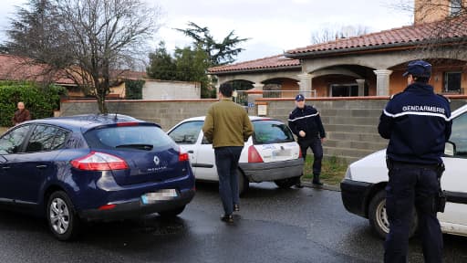 Des gendarmes en position devant la maison d'un des adolescent parti en Syrie