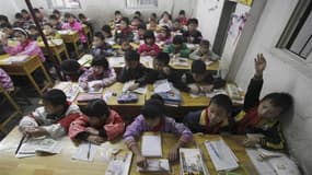Pékin a interdit à des écoles maternelles d'une province septentrionale de procéder à la lecture des lignes de la main des bambins pour déterminer leur potentiel scolaire. /Photo d'archives/REUTERS