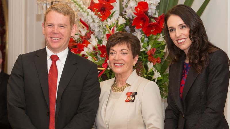 Anciennement ministre de l'Éducation, Chris Hipkins pose avec la première ministre néo-zélandaise Jacinda Ardern et la gouverneure générale Dame Patsy Reddy à Wellington, le 26 octobre 2017.