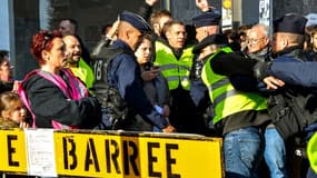 Des forces de l'ordre évacuent les gilets jaunes à Albert le 9 novembre dernier.