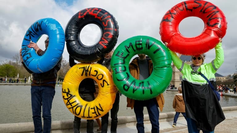 Des militants du collectif de "Le revers de la médaille" organisent une action pour alerter sur le sort des personnes à la rue, avant les Jeux olympiques, au Jardin du Luxembourg, à Paris, le 24 mars 2024