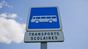 Un panneau de transports scolaires. Photo d'illustration