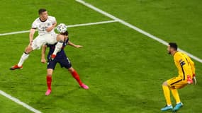 Benjamin Pavard victime d'un coup de genou de Robin Gosens
