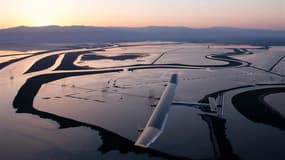 L'avion solaire expérimental Solar Impulse a atterri à Phoenix en Arizona samedi matin au terme de la première étape de son projet de traversée des Etats-Unis sans consommer la moindre goutte de carburant. /Photo prise le 3 mai 2013/REUTERS/Fred Merz/Sola