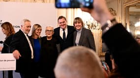 De gauche à droite, le nouveau ministre de l'Aménagement du territoire et de la Décentralisation, François Rebsamen, la ministre de la Transition écologique, de la Biodiversité, de la Forêt, de la Mer et de la Pêche, Agnès Pannier-Runacher, la nouvelle ministre déléguée aux Affaires rurales, Françoise Gatel, le nouveau ministre français des Transports, Philippe Tabarot, et la ministre française rattachée au ministre de l'Aménagement du territoire et de la Décentralisation, chargée du Logement, Valérie Letard posent pour une photo à la fin d'une cérémonie de passation de pouvoir à Paris, le 24 décembre 2024. Le président français a nommé un nouveau gouvernement le 23 décembre 2024, constituant une équipe sous la direction de son quatrième Premier ministre de l'année, pour sortir la deuxième économie de l'UE de la crise politique. (Légende AFP en anglais via Google Traduction)