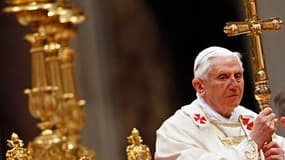 Le pape Benoît XVI a dirigé samedi soir une veillée pascale assombrie par les scandales de pédophilie qui éclaboussent l'Eglise catholique et un début de polémique avec la communauté juive. /Photo prise le 3 avril 2010/REUTERS/Max Rossi