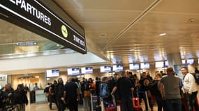 Des passagers dans un aéroport, le 20 novembre 2022. (photo d'illustration)