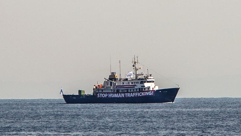 Une banderole "Stop Human Trafficking" sur le C-Star, navire affrété par le groupe d'extrême-droite Génération Identitaire, août 2017, au large des côtes libyennes.