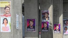Des affiches de Nathalie Arthaud, Anne Hidalgo et Fabien Roussel placardées à Boulogne-Sur-Mer, le 31 mars 2022