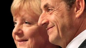 Nicolas Sarkozy et Angela Merkel ont fait preuve d'incivilité à l'égard du Premier ministre grec George Papandréou, qui est "le dos au mur", et devraient discuter avec lui au lieu de lui imposer un ultimatum, a déclaré Daniel Cohn-Bendit jeudi sur France