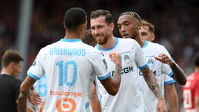 Mason Greenwood et Pierre-Emile Hojbjerg se congratulent après une victoire de l'OM à Brest en L1, le 17 août 2024