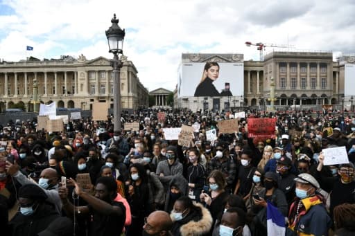 Des manifestants lors d'un rassemblement près de la place de la Concorde et de l'ambassade américaine, le 6 juin 2020 à Paris, pour dénoncer les violences policières Des manifestants lors d'un rassemblement près de la place de la Concorde et de l'ambassade américaine, le 6 juin 2020 à Paris, pour dénoncer les violences policières