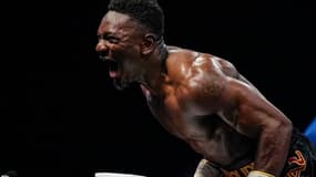 Christian Mbilli célèbre sa victoire sur Rohan Murdock à Québec en janvier 2024