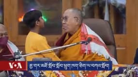 Le Dalaï Lama demandant à un enfant de lui sucer la langue