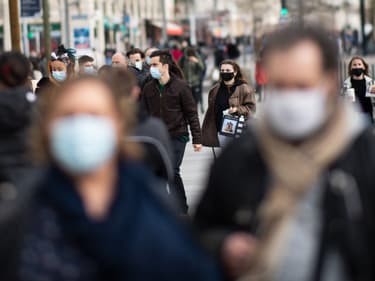 Personnes portant des masques dans les rues de Nantes le 20 février 2021